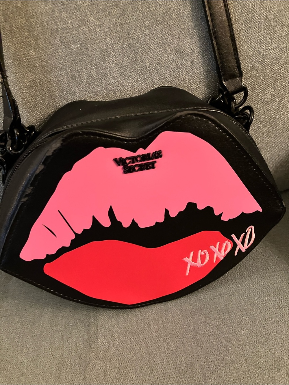💋Victoria’s Secret Y2K lips xoxo crossbody bag glam kitsch VS purse NWT - Picture 2 of 13